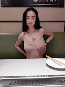 国企人妻露出吃饭前要先吃鸡巴