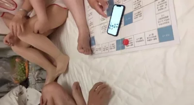 单男们和老婆玩自走棋玩游戏，摇到什么和老婆做什么动作，刺激