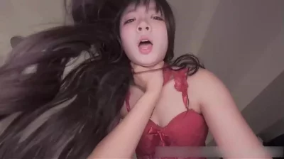 蝴蝶花瓣夹杂着几根阴毛，再有一些拉丝，龟头很容易