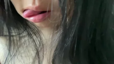 大骚奶舔自己奶子2