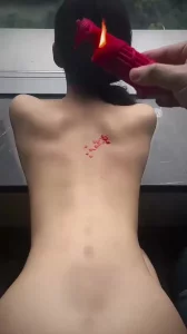 窗前后入滴蜡最后按在母狗身上熄灭