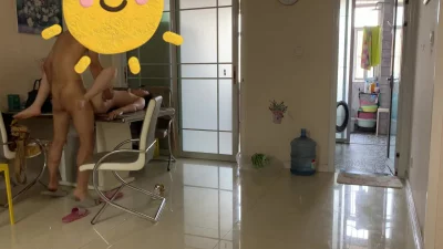 趁人妻老公出差在她家餐桌上爆操